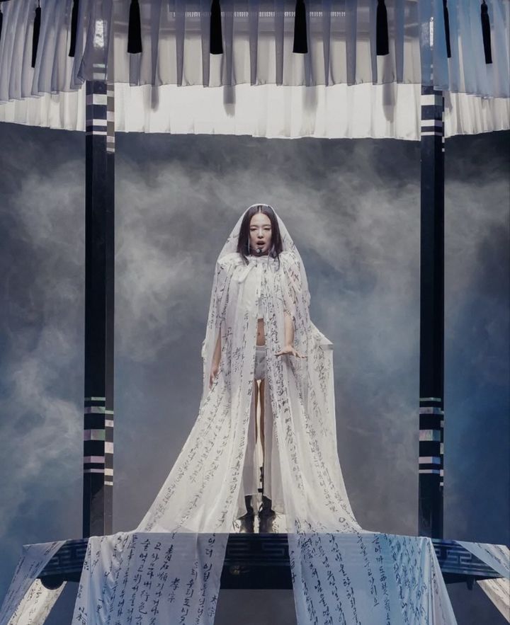 [서울=뉴시스] 제니 '2025 멜론 뮤직 어워드' 무대. (사진 = 르쥬(LEJE) 인스타그램 캡처) 2025.12.22. photo@newsis.com *재판매 및 DB 금지