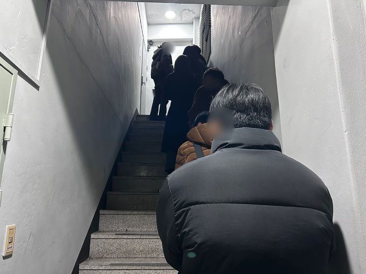 [서울=뉴시스] 윤서진 기자=입장을 기다리는 참가자들이 줄 서 있다. 2025.12.19. imseojin@newsis.com *재판매 및 DB 금지