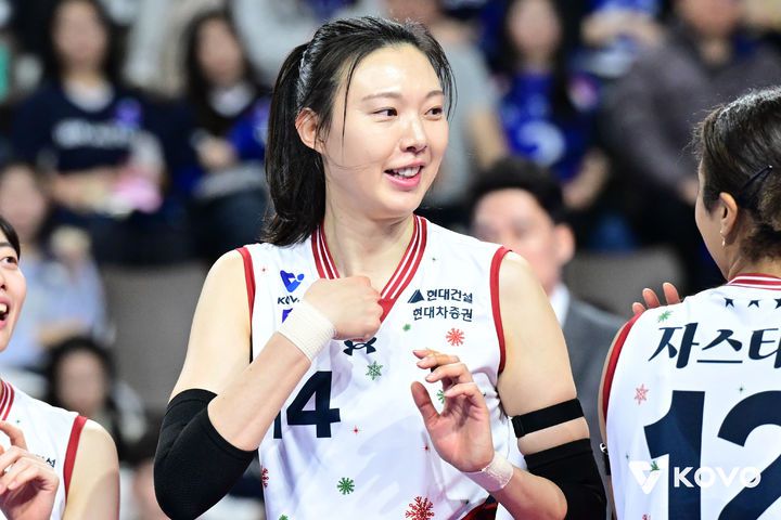 [서울=뉴시스] 여자 프로배구 양효진이 21일 화성종합실내체육관에서 열린 진에어 2025~2026 V-리그 여자부 IBK기업은행과의 경기에 들어서고 있다. (사진=KOVO 제공) 2025.12.21. *재판매 및 DB 금지