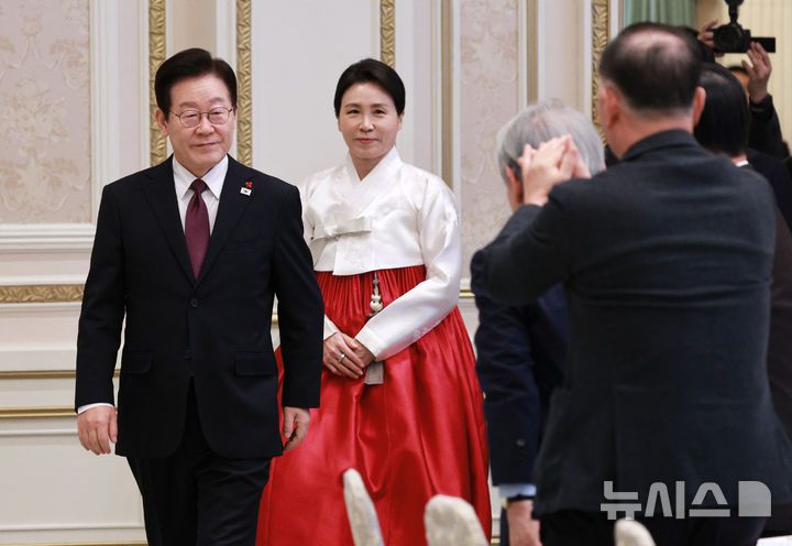 [서울=뉴시스] 고범준 기자 = 이재명 대통령과 김혜경 여사가 22일 청와대 영빈관에서 열린 대한노인회 초청 오찬에 입장하고 있다. 2025.12.22. bjko@newsis.com