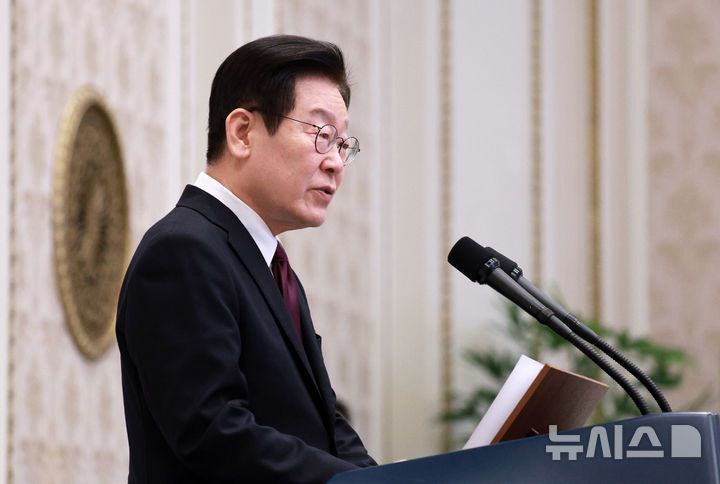 [서울=뉴시스] 고범준 기자 = 이재명 대통령이 22일 청와대 영빈관에서 열린 대한노인회 초청 오찬에서 인사말을 하고 있다. 2025.12.22. bjko@newsis.com