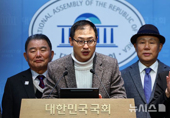 [서울=뉴시스] 김명년 기자 = 김상욱 더불어민주당 의원이 22일 오후 서울 여의도 국회 소통관에서 한미 대북정책 조율협의회 출범 관련 제2의 한미워킹그룹화 우려 표명 및 동맹 간 대북정책 조율 통일부 주도 지지 성명 발표 기자회견'을 열고 발언하고 있다. 2025.12.22. kmn@newsis.com