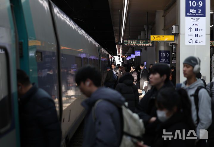 [서울=뉴시스] 김진아 기자 = 전국철도노동조합(철도노조) 총파업을 하루 앞둔 22일 서울역 승강장으로 열차가 들어오고 있다.  코레일은 노조 총파업 시 수도권 전철(서울지하철 1·3·4호선, 수인분당선, 경의중앙선, 경강선 등)과 대구경북의 대경선(구미~경산), 부산경남의 동해선(부전~태화강) 등 광역전철의 평시 대비 25% 감축 운행이 불가피할 것으로 보고 있다. 노조는 경영평가 성과급 지급기준을 기본급의 100%로 산정할 것을 요구하고 있다. 2025.12.22. bluesoda@newsis.com