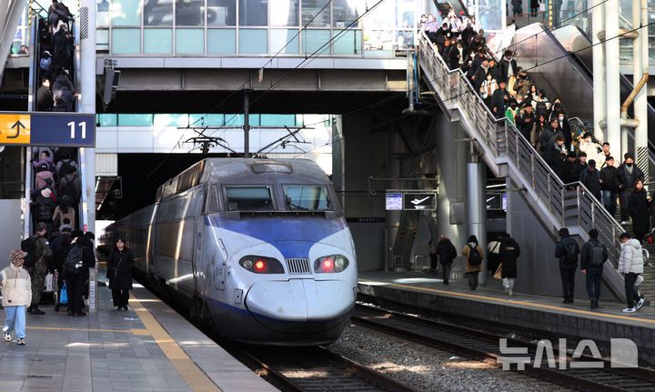 [서울=뉴시스] 김진아 기자 = 전국철도노동조합(철도노조) 총파업을 하루 앞둔 22일 서울역 승강장으로 열차가 들어오고 있다.  코레일은 노조 총파업 시 수도권 전철(서울지하철 1·3·4호선, 수인분당선, 경의중앙선, 경강선 등)과 대구경북의 대경선(구미~경산), 부산경남의 동해선(부전~태화강) 등 광역전철의 평시 대비 25% 감축 운행이 불가피할 것으로 보고 있다. 노조는 경영평가 성과급 지급기준을 기본급의 100%로 산정할 것을 요구하고 있다. 2025.12.22. bluesoda@newsis.com