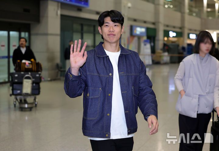 [인천공항=뉴시스] 홍효식 기자 = 미국 메이저리그 샌디에이고 파드리스와 계약을 마친 송성문이 23일 인천국제공항 제1터미널을 통해 귀국해 손을 흔들고 있다. 2025.12.23. yesphoto@newsis.com