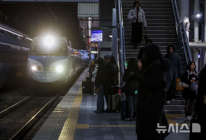 [서울=뉴시스] 정병혁 기자 = 23일 서울 중구 서울역 승강장으로 기차가 들어오고 있다. 이날 오전 9시로 예고됐던 전국철도노동조합 총파업이 유보돼 모든 열차가 정상 운행된다. 철도노조에 따르면 정부는 성과급 지급기준을 내년에는 기본급의 90%, 2027년부터는 100%로 단계적 정상화하는 방안을 공공기관운영위원회(공운위)에 상정하기로 했다. 이에 노조는 이날 오전 0시 10분에 기해 총파업을 유보하고 같은 날 오후 2시 열리는 공운위 결정을 지켜본다는 입장이다. 2025.12.23. jhope@newsis.com