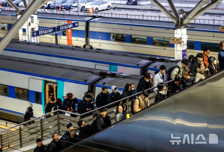 [서울=뉴시스] 정병혁 기자 = 23일 서울 중구 서울역 승강장에서 시민들이 이동하고 있다. 이날 오전 9시로 예고됐던 전국철도노동조합 총파업이 유보돼 모든 열차가 정상 운행된다. 철도노조에 따르면 정부는 성과급 지급기준을 내년에는 기본급의 90%, 2027년부터는 100%로 단계적 정상화하는 방안을 공공기관운영위원회(공운위)에 상정하기로 했다. 이에 노조는 이날 오전 0시 10분에 기해 총파업을 유보하고 같은 날 오후 2시 열리는 공운위 결정을 지켜본다는 입장이다. 2025.12.23. jhope@newsis.com