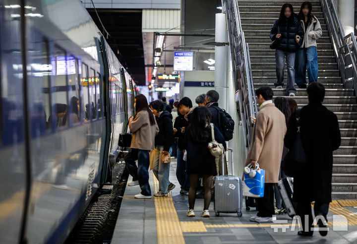 [서울=뉴시스] 정병혁 기자 = 23일 서울 중구 서울역 승강장에서 시민들이 기차에 탑승하고 있다. 이날 오전 9시로 예고됐던 전국철도노동조합 총파업이 유보돼 모든 열차가 정상 운행된다. 철도노조에 따르면 정부는 성과급 지급기준을 내년에는 기본급의 90%, 2027년부터는 100%로 단계적 정상화하는 방안을 공공기관운영위원회(공운위)에 상정하기로 했다. 이에 노조는 이날 오전 0시 10분에 기해 총파업을 유보하고 같은 날 오후 2시 열리는 공운위 결정을 지켜본다는 입장이다. 2025.12.23. jhope@newsis.com