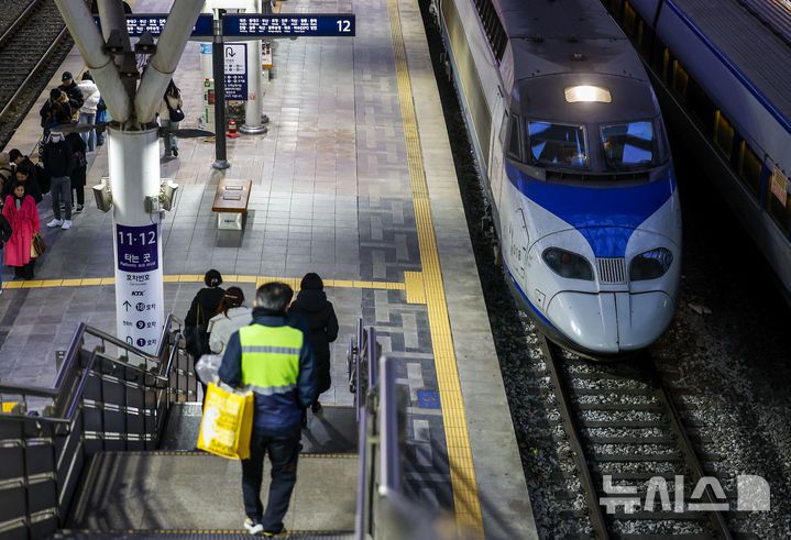 [서울=뉴시스] 정병혁 기자 = 23일 서울 중구 서울역 승강장에서 시민들이 이동하고 있다. 이날 오전 9시로 예고됐던 전국철도노동조합 총파업이 유보돼 모든 열차가 정상 운행된다. 철도노조에 따르면 정부는 성과급 지급기준을 내년에는 기본급의 90%, 2027년부터는 100%로 단계적 정상화하는 방안을 공공기관운영위원회(공운위)에 상정하기로 했다. 이에 노조는 이날 오전 0시 10분에 기해 총파업을 유보하고 같은 날 오후 2시 열리는 공운위 결정을 지켜본다는 입장이다. 2025.12.23. jhope@newsis.com