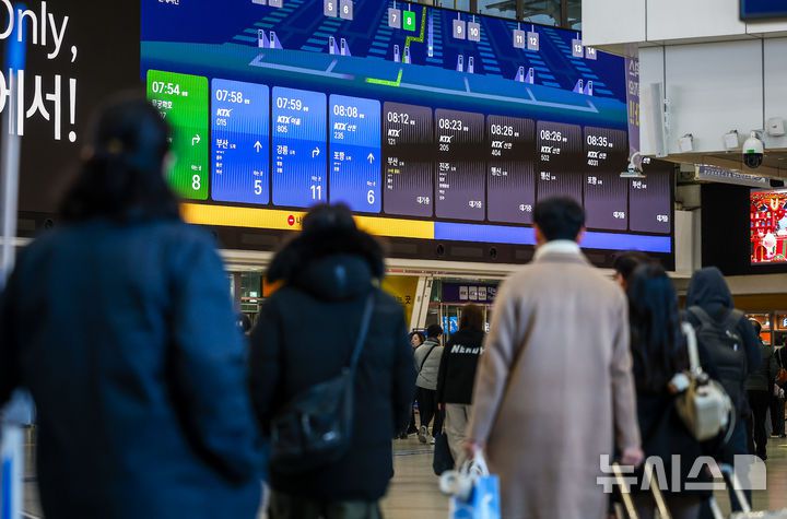 [서울=뉴시스] 정병혁 기자 = 23일 서울 중구 서울역에서 시민들이 이동하고 있다. 이날 오전 9시로 예고됐던 전국철도노동조합 총파업이 유보돼 모든 열차가 정상 운행된다. 철도노조에 따르면 정부는 성과급 지급기준을 내년에는 기본급의 90%, 2027년부터는 100%로 단계적 정상화하는 방안을 공공기관운영위원회(공운위)에 상정하기로 했다. 이에 노조는 이날 오전 0시 10분에 기해 총파업을 유보하고 같은 날 오후 2시 열리는 공운위 결정을 지켜본다는 입장이다. 2025.12.23. jhope@newsis.com