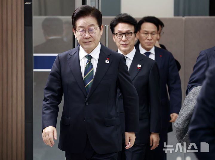 [부산=뉴시스] 최동준 기자 = 이재명 대통령이 23일 부산 동구 해양수산부 청사에서 열린 국무회의에 입장하고 있다. 2025.12.23. photocdj@newsis.com