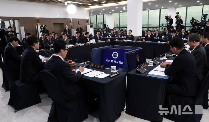 [부산=뉴시스] 최동준 기자 = 이재명 대통령이 23일 부산 동구 해양수산부 청사에서 열린 국무회의에서 발언하고 있다. 2025.12.23. photocdj@newsis.com