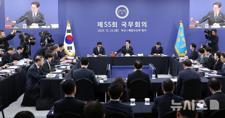 [부산=뉴시스] 최동준 기자 = 이재명 대통령이 23일 부산 동구 해양수산부 청사에서 열린 국무회의에서 의사봉을 두드리고 있다. (대통령실통신사진기자단)2025.12.23. photocdj@newsis.com