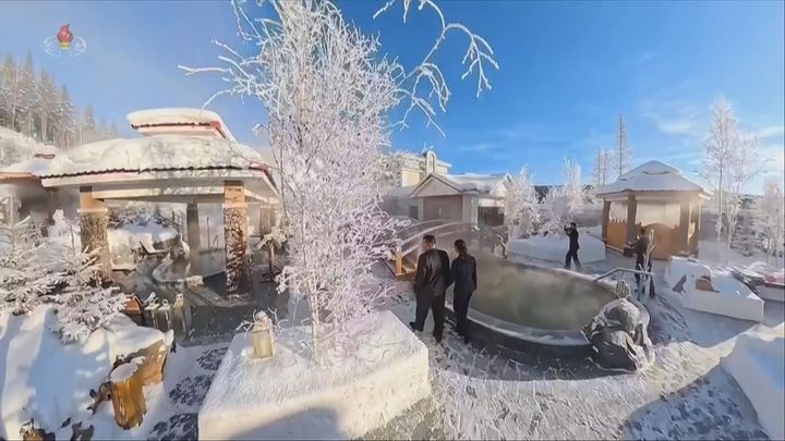 [서울=뉴시스] 북한조선중앙TV는 김정은 북한 국무위원장이 딸 주애와 함께 지난 20일 양강도 삼지연관광지구 이깔·밀영 호텔 준공식에 참석했다고 23일 보도했다. (사진=조선중앙TV 캡쳐) 2025.12.23. photo@newsis.com *재판매 및 DB 금지