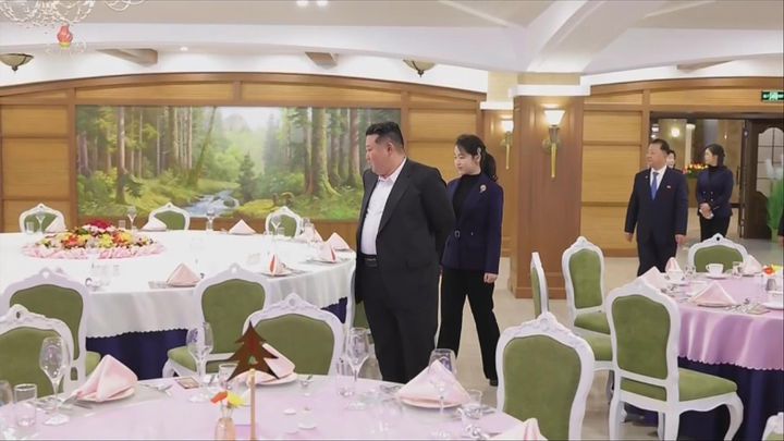 [서울=뉴시스] 북한조선중앙TV는 김정은 북한 국무위원장이 딸 주애와 함께 지난 20일 양강도 삼지연관광지구 이깔·밀영 호텔 준공식에 참석했다고 23일 보도했다. 사진은 밀영호텔 둘러보는 김정은 위원장과 딸 주애. (사진=조선중앙TV 캡쳐) 2025.12.23. photo@newsis.com *재판매 및 DB 금지