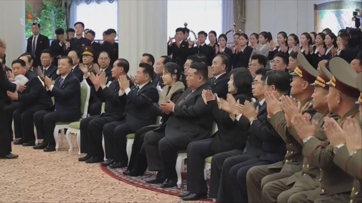 [서울=뉴시스] 북한조선중앙TV는 김정은 북한 국무위원장이 딸 주애와 함께 지난 20일 양강도 삼지연관광지구 이깔·밀영 호텔 준공식에 참석했다고 23일 보도했다. 사진은 밀영호텔 준공식 참석한 김정은 위원장과 딸 주애. (사진=조선중앙TV 캡쳐) 2025.12.23. photo@newsis.com *재판매 및 DB 금지