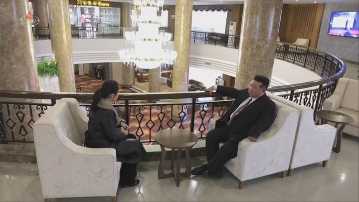 [서울=뉴시스] 북한조선중앙TV는 김정은 북한 국무위원장이 딸 주애와 함께 지난 20일 양강도 삼지연관광지구 이깔·밀영 호텔 준공식에 참석했다고 23일 보도했다. 사진은 이깔 호텔 둘러보는 김정은 국무위원장과 딸 주애. (사진=조선중앙TV 캡쳐) 2025.12.23. photo@newsis.com *재판매 및 DB 금지