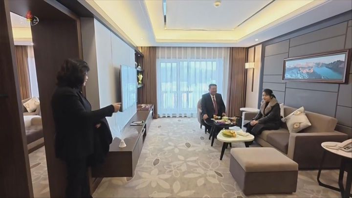 [서울=뉴시스] 북한조선중앙TV는 김정은 북한 국무위원장이 딸 주애와 함께 지난 20일 양강도 삼지연관광지구 이깔·밀영 호텔 준공식에 참석했다고 23일 보도했다. 사진은 이깔 호텔 둘러보는 김정은 국무위원장과 딸 주애. (사진=조선중앙TV 캡쳐) 2025.12.23. photo@newsis.com *재판매 및 DB 금지