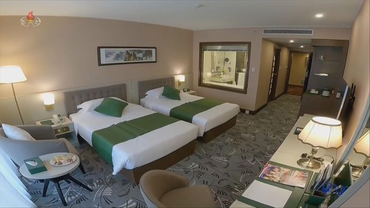 [서울=뉴시스] 북한조선중앙TV는 김정은 북한 국무위원장이 딸 주애와 함께 지난 20일 양강도 삼지연관광지구 이깔·밀영 호텔 준공식에 참석했다고 23일 보도했다. 사진은 이깔 호텔. (사진=조선중앙TV 캡쳐) 2025.12.23. photo@newsis.com *재판매 및 DB 금지