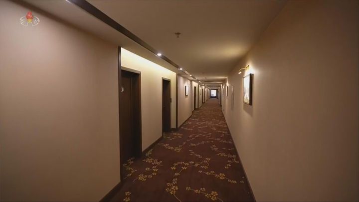 [서울=뉴시스] 북한조선중앙TV는 김정은 북한 국무위원장이 딸 주애와 함께 지난 20일 양강도 삼지연관광지구 이깔·밀영 호텔 준공식에 참석했다고 23일 보도했다. 사진은 이깔 호텔. (사진=조선중앙TV 캡쳐) 2025.12.23. photo@newsis.com *재판매 및 DB 금지