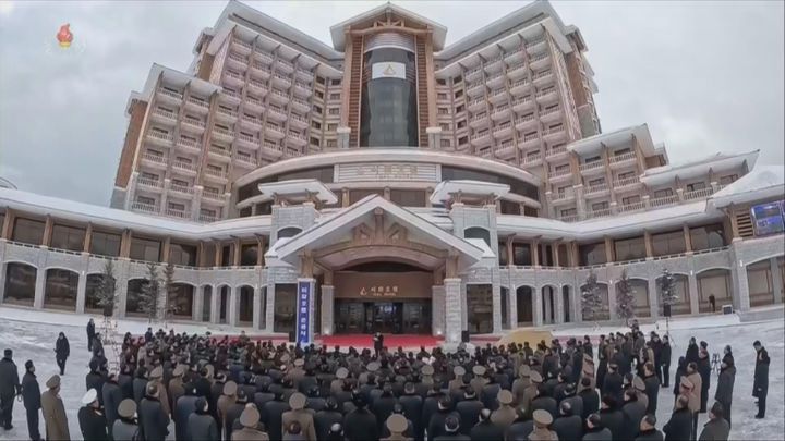 [서울=뉴시스] 북한조선중앙TV는 김정은 북한 국무위원장이 딸 주애와 함께 지난 20일 양강도 삼지연관광지구 이깔·밀영 호텔 준공식에 참석했다고 23일 보도했다. 사진은 이깔 호텔. (사진=조선중앙TV 캡쳐) 2025.12.23. photo@newsis.com *재판매 및 DB 금지
