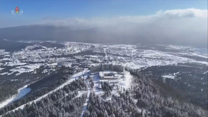 [서울=뉴시스] 북한조선중앙TV는 김정은 북한 국무위원장이 딸 주애와 함께 지난 20일 양강도 삼지연관광지구 이깔·밀영 호텔 준공식에 참석했다고 23일 보도했다. 사진은 이깔 호텔. (사진=조선중앙TV 캡쳐) 2025.12.23. photo@newsis.com *재판매 및 DB 금지
