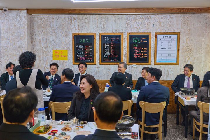 [서울=뉴시스] 이재명 대통령이 23일 부산진구 부전시장 내 한 횟집을 찾아 국무위원, 대통령실 직원들과 함께 오찬을 하며 상인과 대화를 하고 있다. (사진=대통령실 제공) 2025.12.23. photo@newsis.com *재판매 및 DB 금지