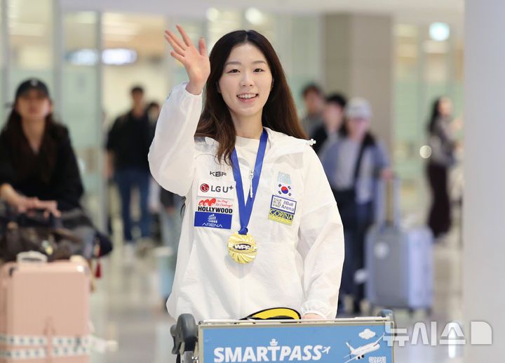 [인천공항=뉴시스] 김진아 기자 = 2025 세계 여자 9볼 선수권대회를 제패해 한국 선수로는 13년 만에 세계 정상에 오른 당구 서서아가 23일 인천국제공항 제2터미널을 통해 귀국하고 있다.  올해 서서아는 인도네시아 10볼 오픈, 스페인 10볼 오픈, 세계 여자 9볼 선수권 대회까지 국제 대회 3회 우승을 거두며 2025년을 마무리했다. 2025.12.23. bluesoda@newsis.com