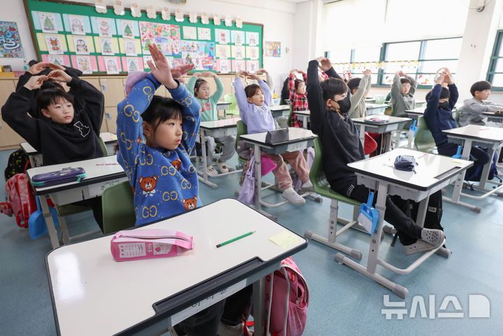 [서울=뉴시스] 김진아 기자 = 지난해 12월 24일 서울 동대문구 안평초등학교에서 열린 겨울방학식에서 2학년 학생들이 선생님의 수업에 맞춰 방학에 방학 관련 O.X 퀴즈에 답하고 있다. 2025.12.24. bluesoda@newsis.com **기사 내용과 관련 없습니다**