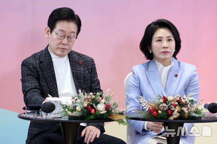 [서울=뉴시스] 최동준 기자 = 이재명 대통령과 김혜경 여사가 24일 서울 서대문구 신촌세브란스 연세암병원 중입자치료센터에서 열린 희귀질환 환우·가족 간담회에서 건의사항을 듣고 있다. (대통령실통신사진기자단) 2025.12.24. photocdj@newsis.com