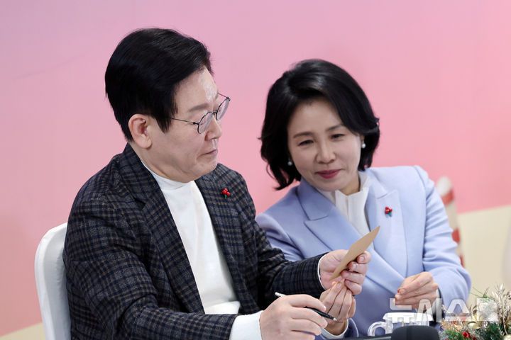 [서울=뉴시스] 최동준 기자 = 이재명 대통령과 김혜경 여사가 24일 서울 서대문구 신촌세브란스 연세암병원 중입자치료센터에서 열린 희귀질환 환우·가족 간담회에서 환우가 쓴 편지를 읽고 있다. (대통령실통신사진기자단) 2025.12.24. photocdj@newsis.com