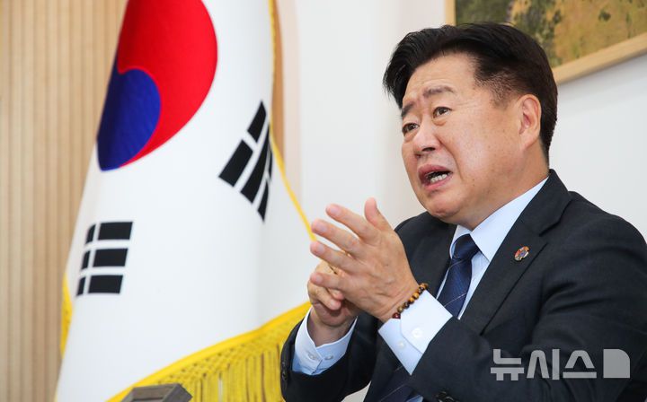 [제주=뉴시스] 우장호 기자 = 오영훈 제주지사가 22일 오후 제주도청 2층 집무실에서 뉴시스 제주본부와 인터뷰를 하고 있다. 2025.12.26. woo1223@newsis.com