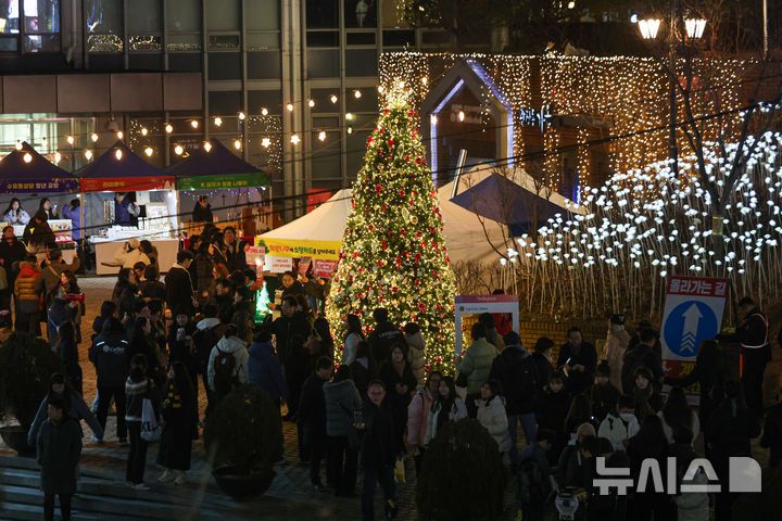 [서울=뉴시스] 권창회 기자 = 크리스마스 이브인 24일 오후 서울 중구 명동성당 인근이 인파들로 붐비고 있다. 2025.12.24. kch0523@newsis.com