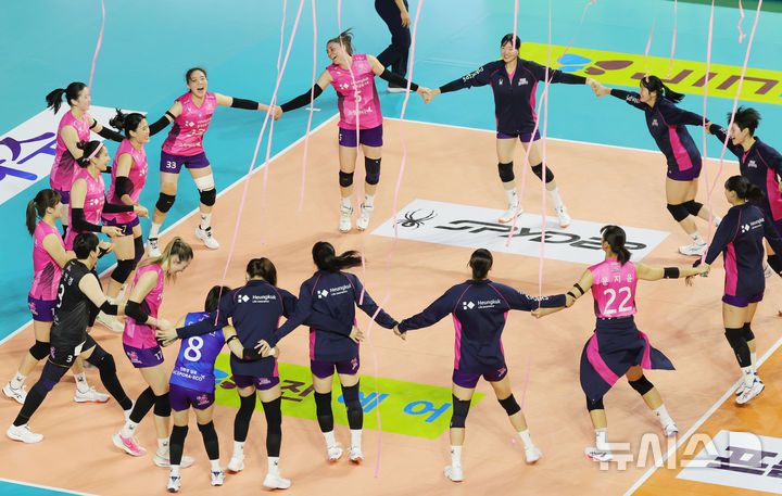 [인천=뉴시스] 홍효식 기자 = 24일 인천 부평구 인천삼산월드체육관에서 열린 2025-2026 V-리그 여자부 3라운드 흥국생명과 IBK기업은행의 경기, 흥국생명 선수들이 세트스코어 3-0으로 승리하자 기뻐하고 있다. 2025.12.24. yesphoto@newsis.com