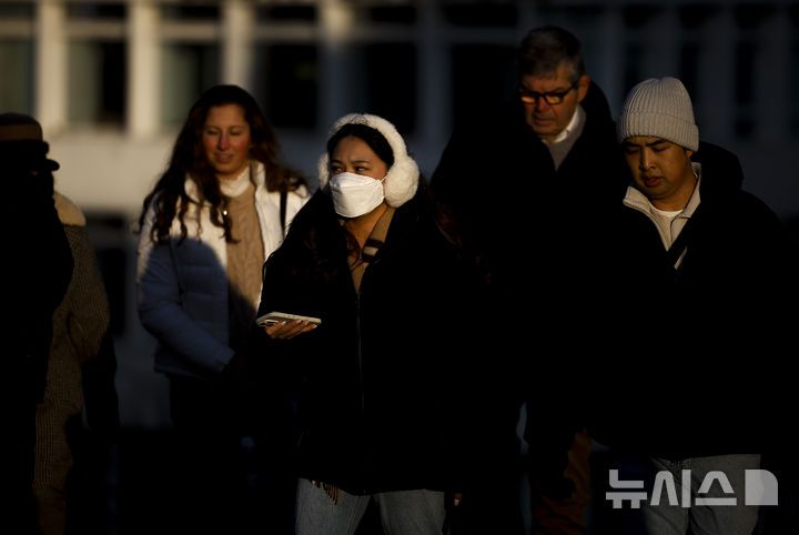 [서울=뉴시스] 정병혁 기자 = 영하권 추위를 보인 25일 서울 중구 명동성당에서 두꺼운 옷차림을 한 여행객들이 이동하고 있다. 2025.12.25. jhope@newsis.com