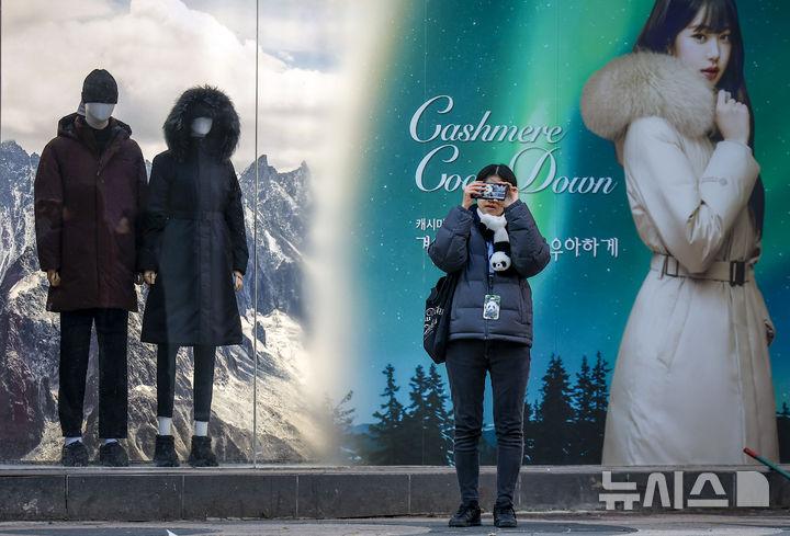 [서울=뉴시스] 정병혁 기자 = 영하권 추위를 보인 25일 서울 중구 명동에서 두꺼운 옷차림을 한 여행객들이 이동하고 있다. 2025.12.25. jhope@newsis.com