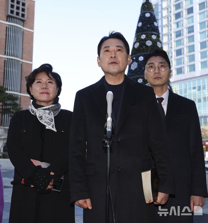 [서울=뉴시스] 김근수 기자 = 장동혁 국민의힘 당대표가 25일 서울 서초구 사랑의교회에서 진행된 성탄 예배를 마치고 취재진 질문에 답하고 있다. 2025.12.25. ks@newsis.com