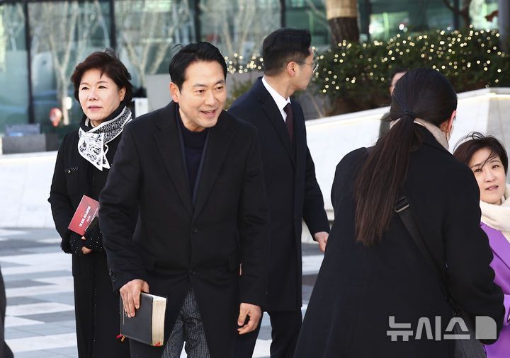 [서울=뉴시스] 김근수 기자 = 장동혁 국민의힘 당대표가 25일 서울 서초구 사랑의교회에서 진행된 성탄 예배를 마치고 이동하고 있다. 2025.12.25. ks@newsis.com