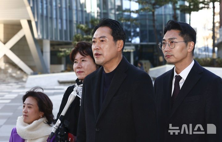 [서울=뉴시스] 김근수 기자 = 장동혁 국민의힘 당대표가 25일 서울 서초구 사랑의교회에서 진행된 성탄 예배를 마치고 취재진 질문에 답하고 있다. 2025.12.25. ks@newsis.com