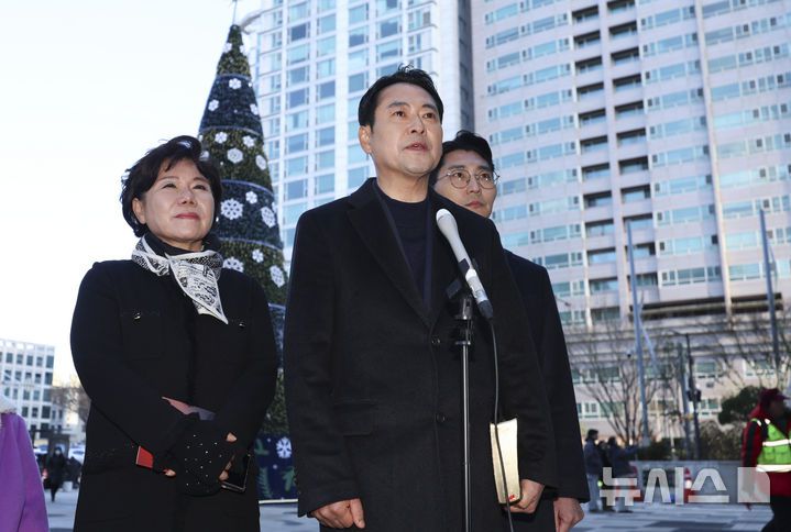 [서울=뉴시스] 김근수 기자 = 장동혁 국민의힘 당대표가 25일 서울 서초구 사랑의교회에서 진행된 성탄 예배를 마치고 취재진 질문에 답하고 있다. 2025.12.25. ks@newsis.com