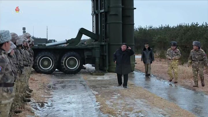 [서울=뉴시스] 북한이 지난 24일 동해상에서 새로 개발중인 신형 고공 장거리 반항공(대공)미사일 시험발사를 진행했다고 조선중앙TV가 25일 보도했다. 이번 미사일 시험발사에는 김정은 국무위원장이 직접 참관했다. (사진=조선중앙TV 캡처) 2025.12.25. photo@newsis.com *재판매 및 DB 금지