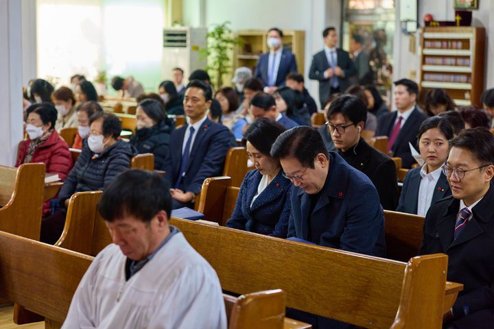 [서울=뉴시스] 최동준 기자 = 이재명 대통령과 김혜경 여사가 25일 인천 계양구 해인교회에서 열린 성탄예배에 참석해 기도하고 있다. (사진=대통령실 제공) 2025.12.25. photo@newsis.com *재판매 및 DB 금지