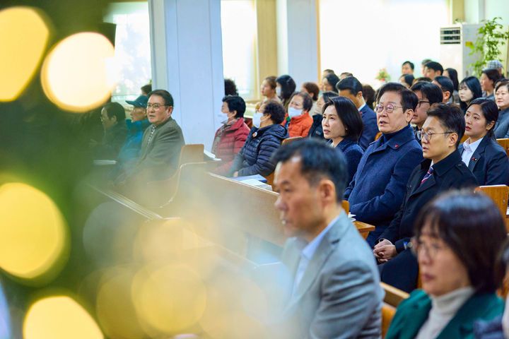 [서울=뉴시스] 최동준 기자 = 이재명 대통령과 김혜경 여사가 25일 인천 계양구 해인교회에서 열린 성탄예배에 참석해 있다. (사진=대통령실 제공) 2025.12.25. photo@newsis.com *재판매 및 DB 금지