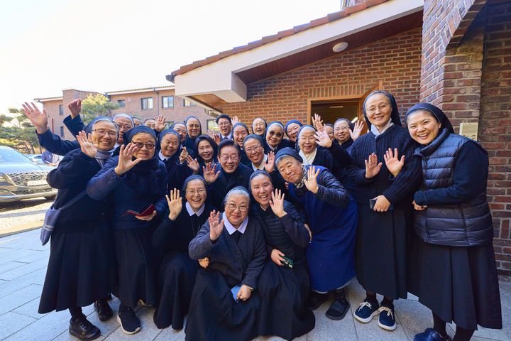 [서울=뉴시스] 최동준 기자 = 이재명 대통령과 김혜경 여사가 25일 인천 계양구 노틀담 수녀원을 방문해 수녀들과 성탄 인사를 나누며 기념촬영을 하고 있다. (사진=대통령실 제공) 2025.12.25. photo@newsis.com *재판매 및 DB 금지