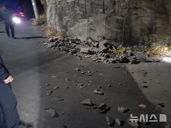 [제주=뉴시스] 25일 오후 제주 서귀포시 동홍동에서 강풍에 담벼락 일부가 무너져 소방당국이 안전조치를 벌이고 있다. (사진=제주소방안전본부 제공) 2025.12.26. photo@newsis.com