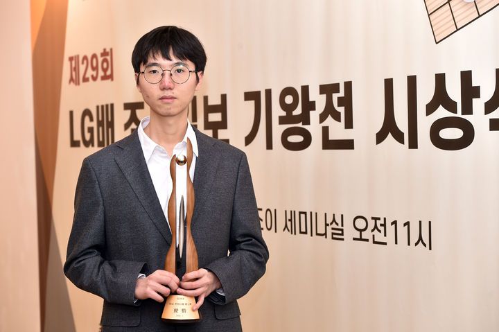 [서울=뉴시스] 변상일 9단, 커제 9단(중국) 잡고 제29회 LG배 조선일보 기왕전 우승. (사진=한국기원 제공)  *재판매 및 DB 금지