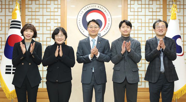 임광현 국세청장이 26일 2025년 우수 국선대리인으로 선정된 최수진 변호사, 오관열 세무사, 김병욱 회계사와 기념촬영을 하고 있다.(사진 : 국세청 제공) 2025.12.26. *재판매 및 DB 금지