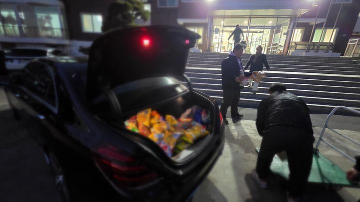 [뉴시스] 강화도의 한 보육원을 찾아 아이들이 좋아하는 간식을 전한 남성의 선행이 알려지며 감동을 주고 있다. (사진=보배드림 캡처) *재판매 및 DB 금지