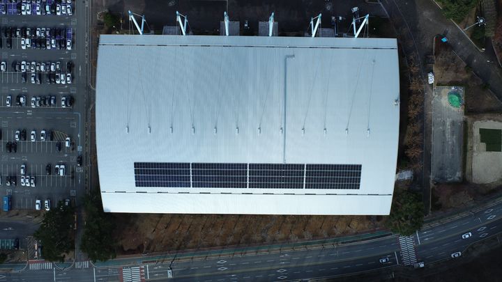 [울산=뉴시스] 문수실내수영장 태양광 발전 설비. (사진=울산시설공단 제공) 2025.12.26.  photo@newsis.com *재판매 및 DB 금지