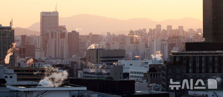 [서울=뉴시스] 추상철 기자 = 서울지역에 한파주의보가 내려진 26일 오후 서울 도심 빌딩에 수증기가 피어오르고 있다. 2025.12.26. scchoo@newsis.com